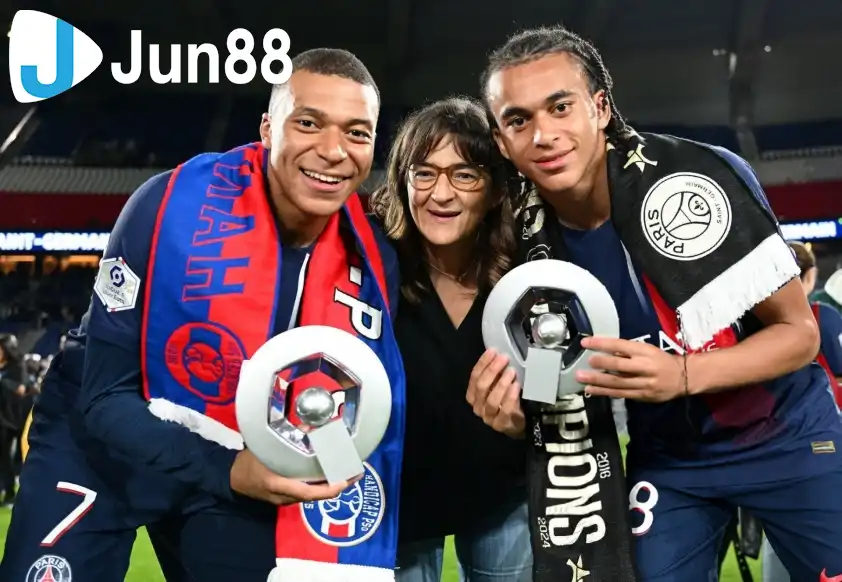 Ethan và Kylian từng sát cánh trong màu áo PSG Ethan và Kylian từng sát cánh trong màu áo PSG